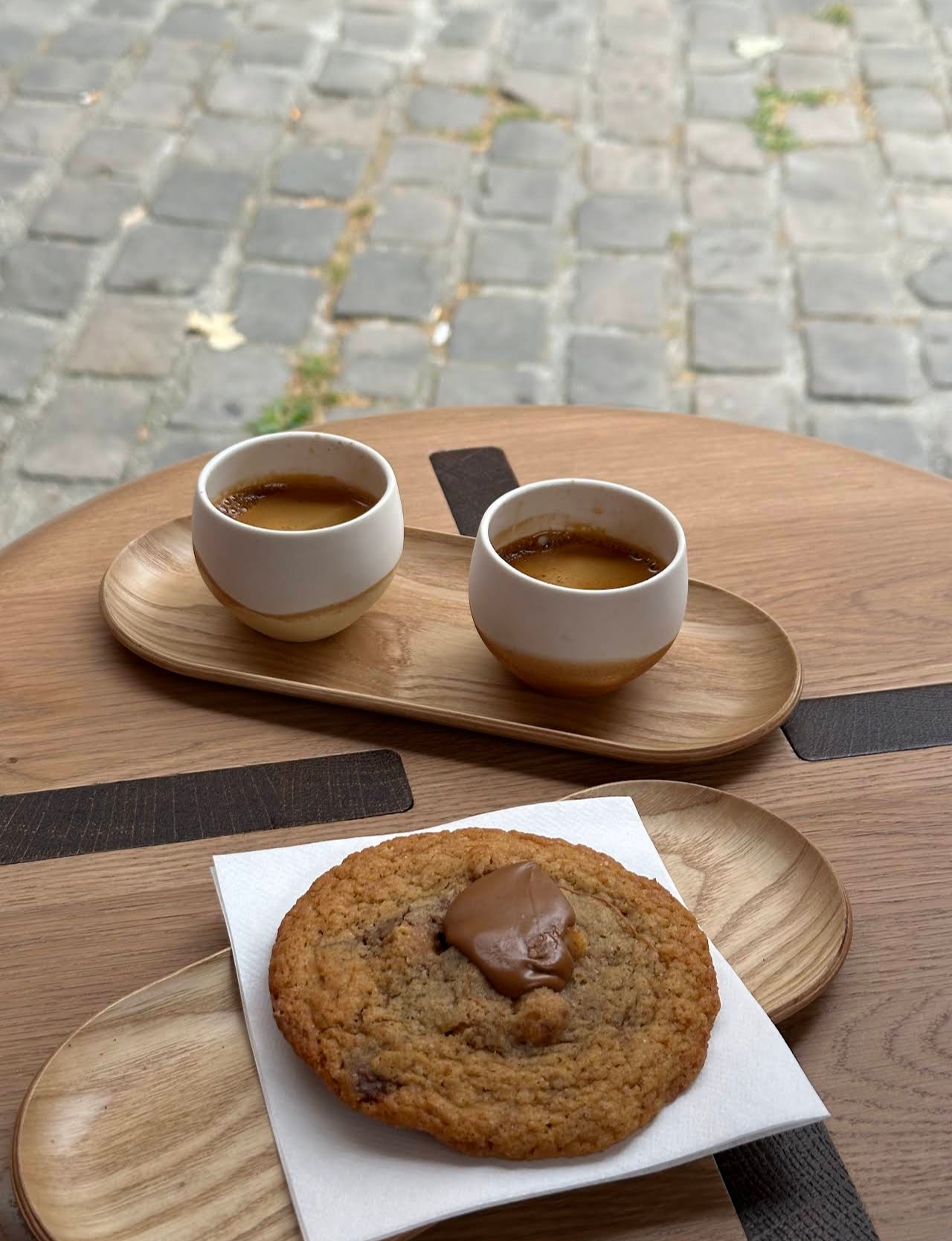 Double espresso et cookie au chocolat chez Noir Coffee